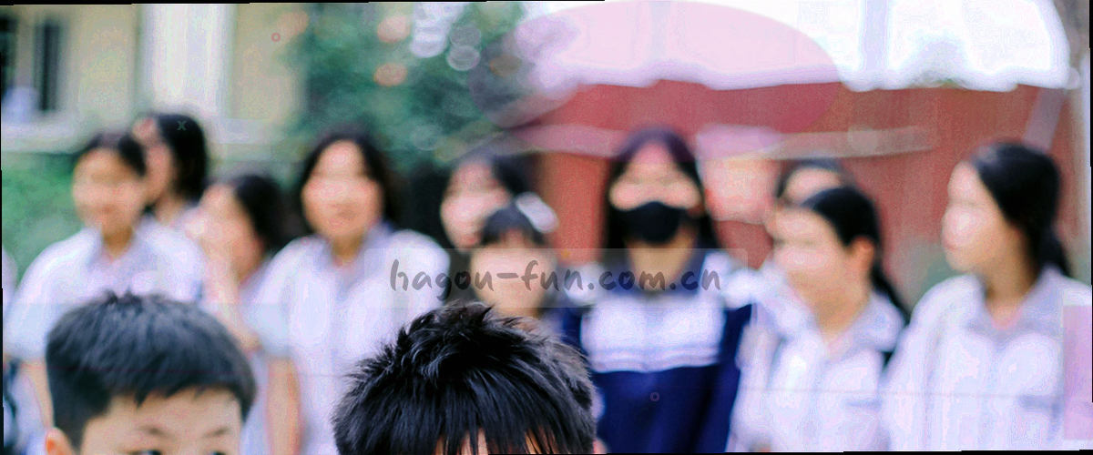 由暖橙、电光青与深墨蓝构成的抽象几何纹理